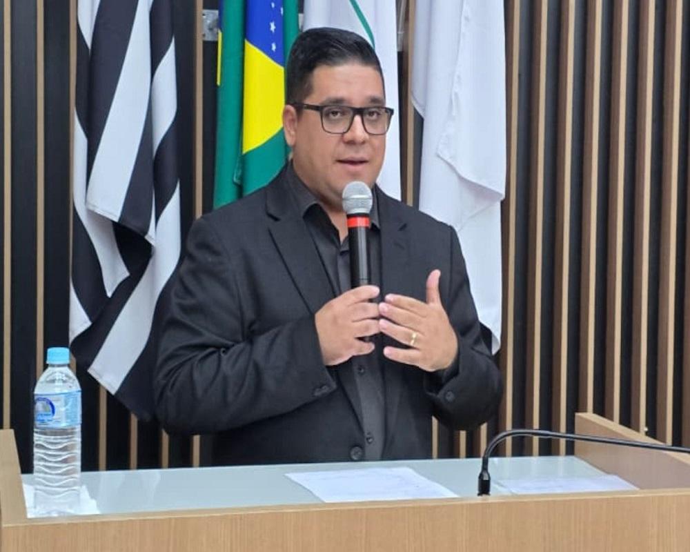 Secretário Municipal da Administração fala na tribuna durante 5ª Sessão Ordinária