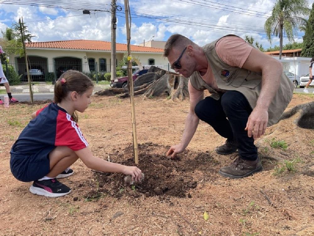 Semana do Município: alunos realizam plantio de pau-brasil na Avenida do Filtro