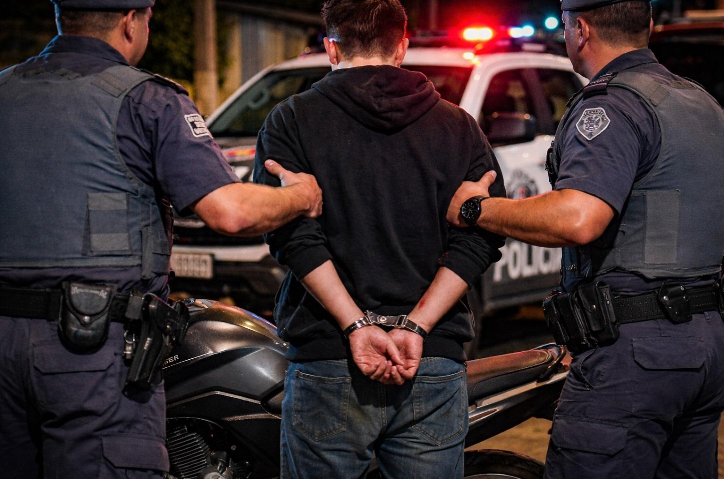 ADOLESCENTE É FLAGRADO FURTANDO MOTO E ACABA DETIDO APÓS PERSEGUIÇÃO DURANTE A MADRUGADA EM LIMEIRA SP