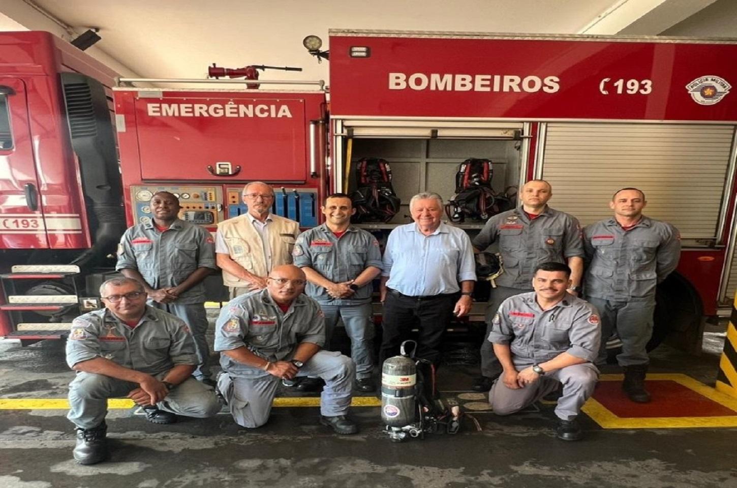 Corpo de Bombeiros de Araras recebe novas máscaras com cilindros de oxigênio