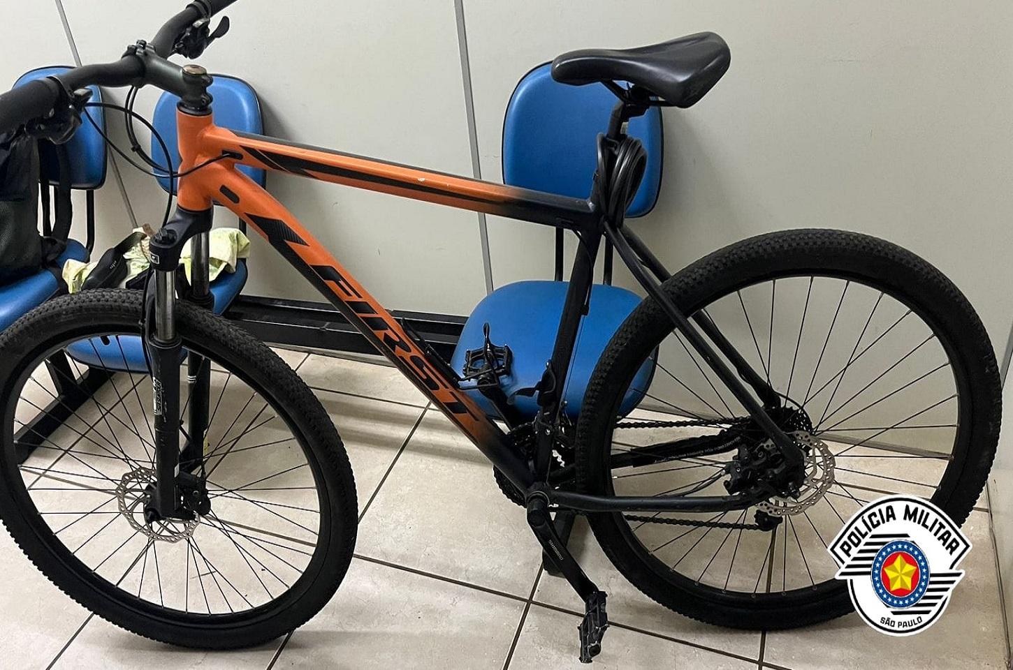 Dois suspeitos são detidos com simulacro de arma e bicicleta sem procedência em Araras