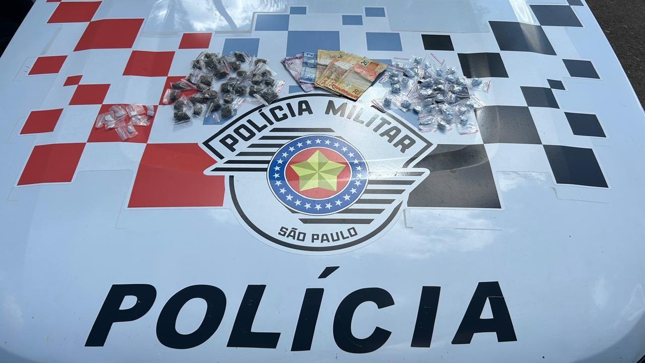 HOMEM É FLAGRADO EM ATITUDE SUSPEITA, TENTA ESCAPAR DA POLÍCIA E ACABA DETIDO COM DIVERSAS PORÇÕES DE ENTORPECENTES ESCONDIDAS EM TELHADO DE CONDOMÍNIO EM CONCHAL SP