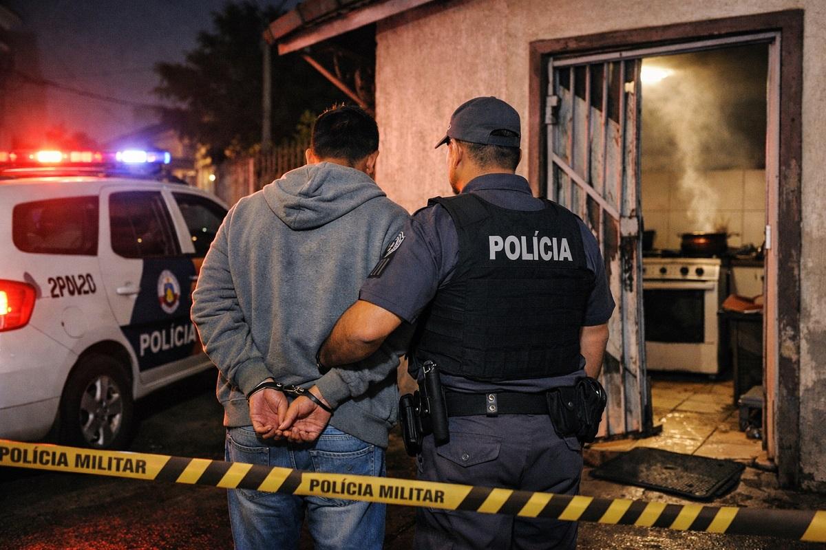 HOMEM É PRESO POR DESCUMPRIR MEDIDA PROTETIVA E INVADIR CASA DA EX EM LEME SP