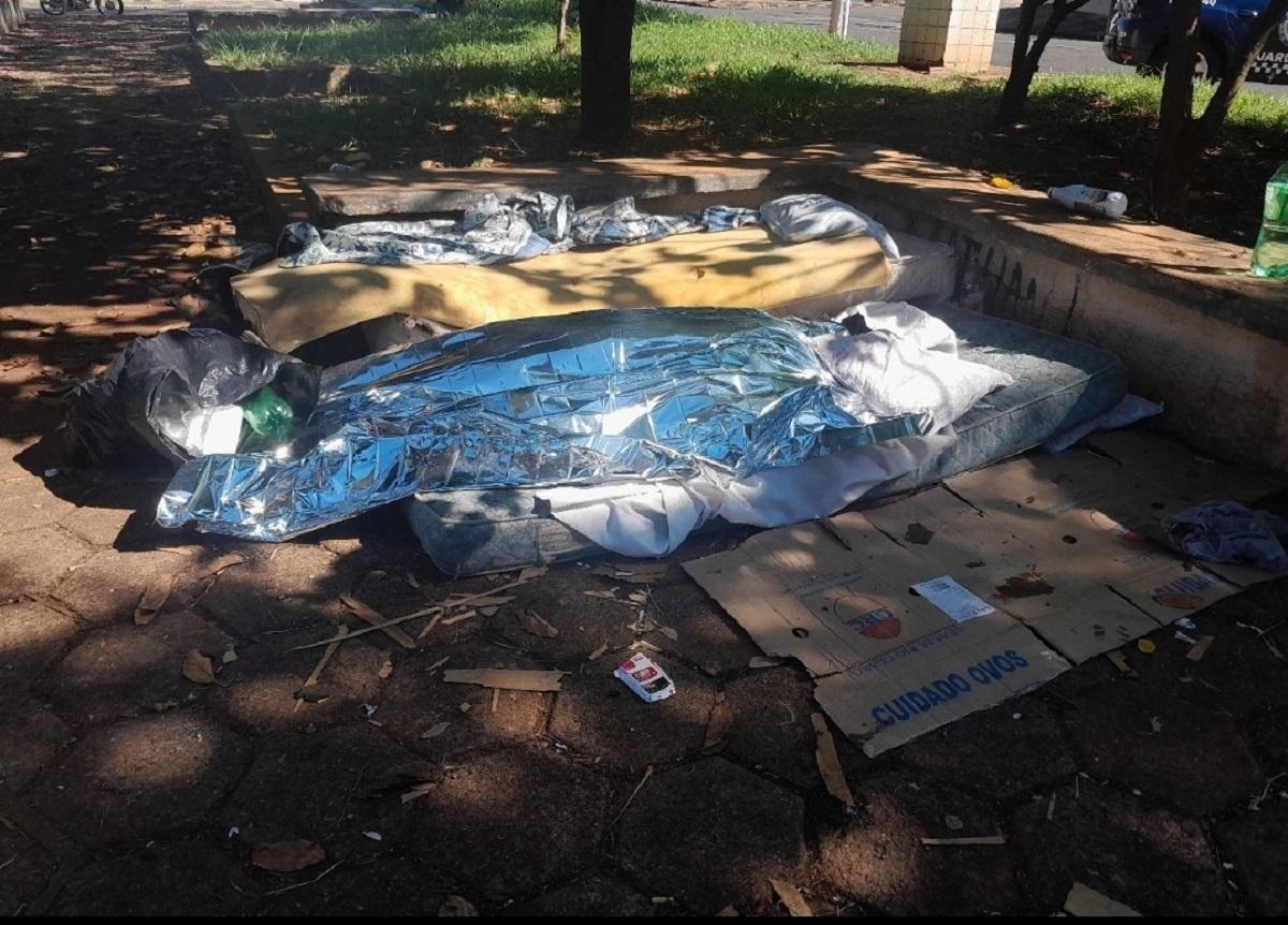 Homem em situação de vulnerabilidade é encontrado morto em praça de Araras SP