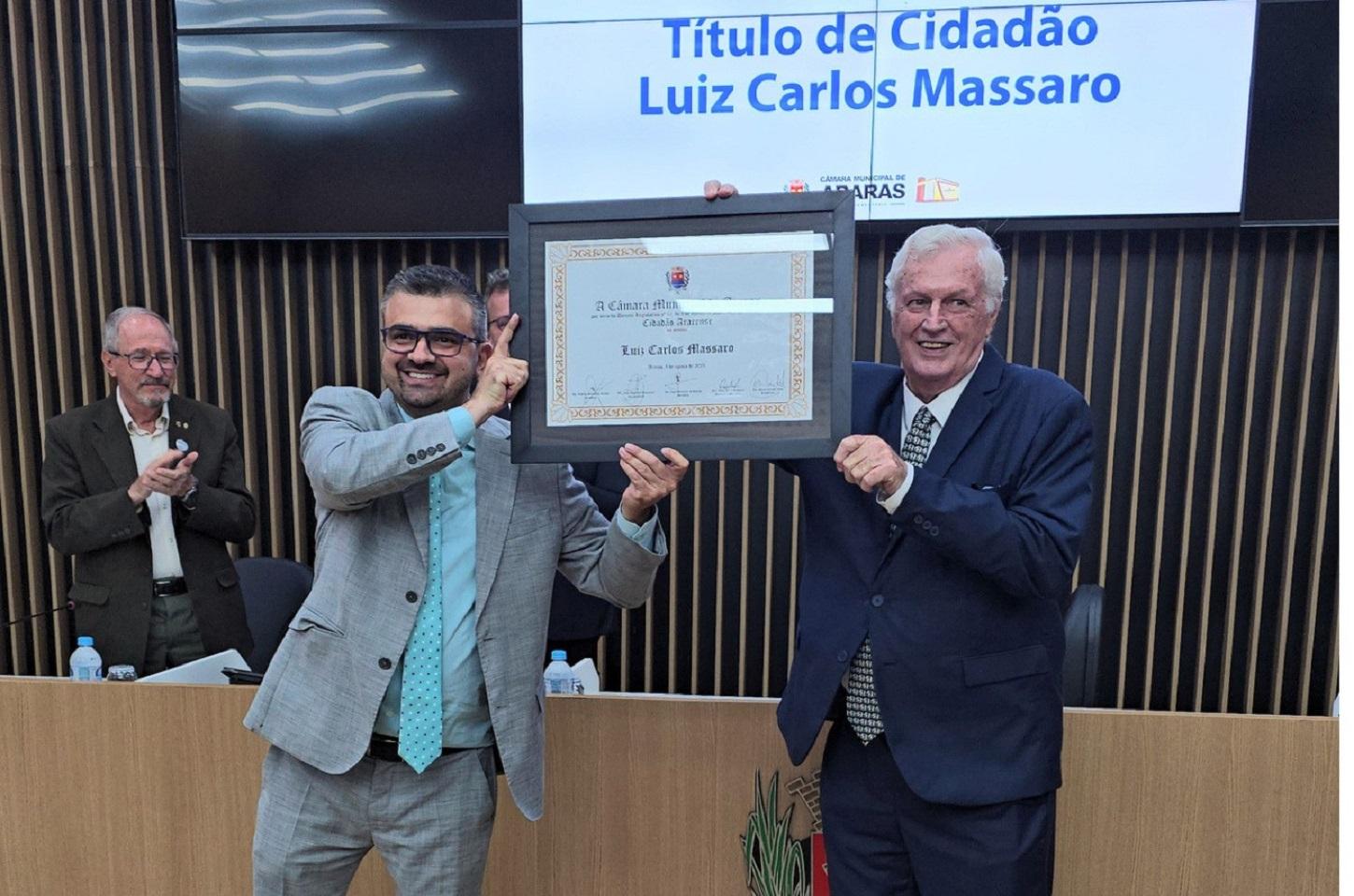 Luiz Carlos Massaro recebe Título de Cidadão Ararense