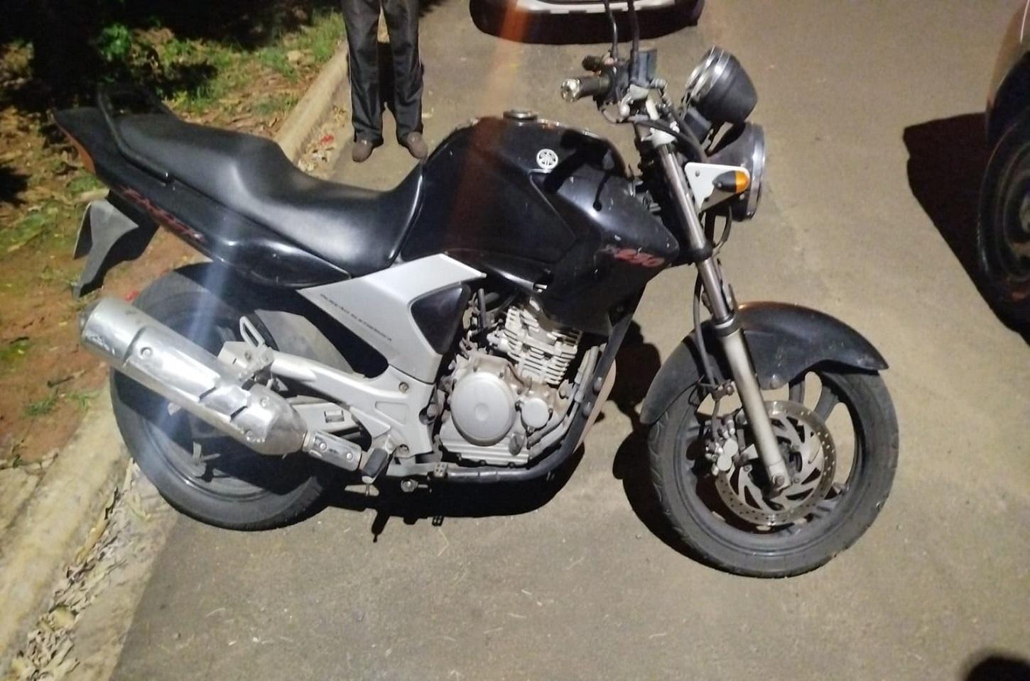 MOTO DESAPARECE EM FRENTE DE CASA E É ENCONTRADA ESCONDIDA EM ÁREA DE MATA EM LEME SP