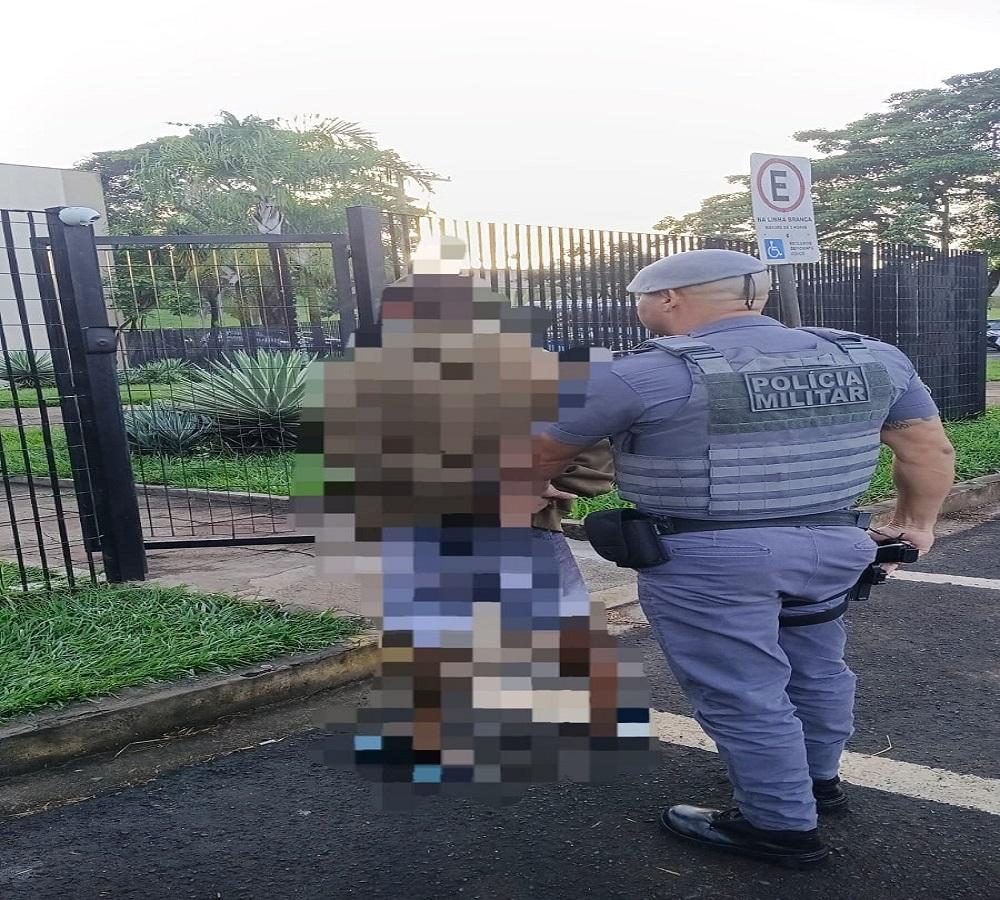 POLÍCIA MILITAR PRENDE HOMEM POR TRÁFICO DE DROGAS EM ARARAS SP