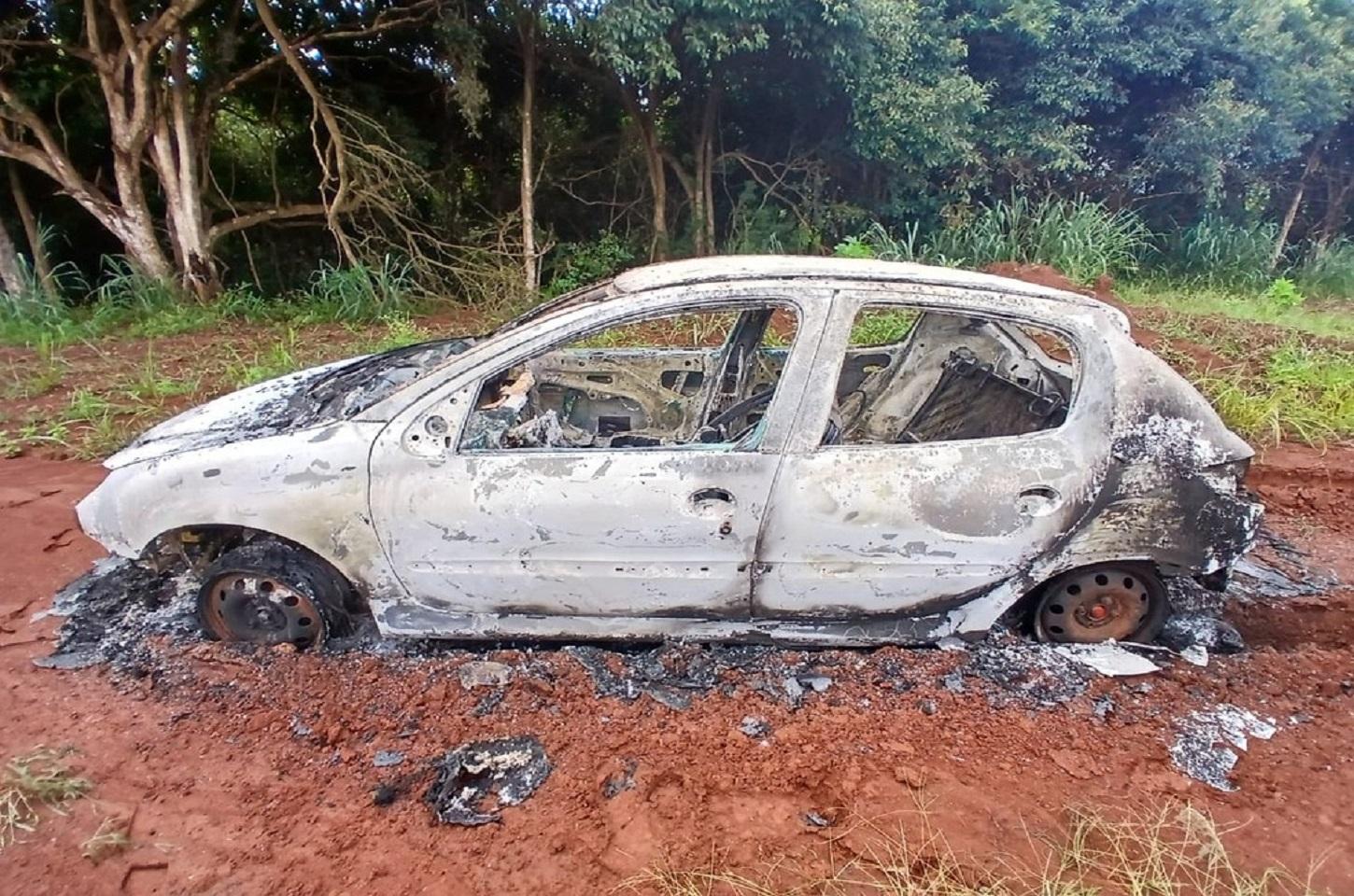 POSSÍVEL VEÍCULO USADO EM ASSASSINATO DE EMPRESÁRIO EM ARARAS É ENCONTRADO QUEIMADO EM LEME SP