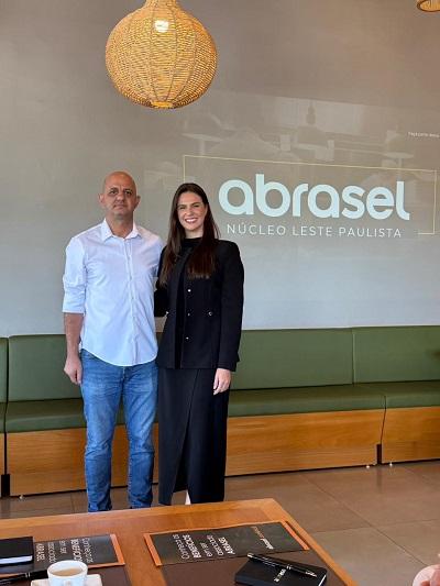 André Mandetta, presidente da Abrasel RMC, e Júlia Vieira, coordenadora do Núcleo Leste Paulista