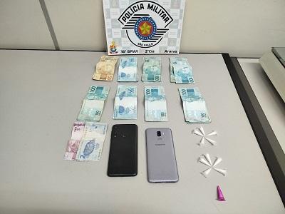 Dinheiro, celulares e entorpecentes