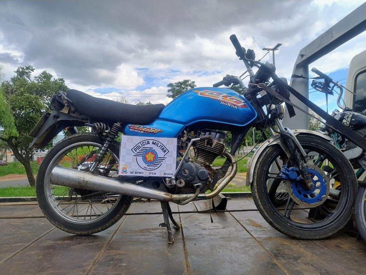 SUSPEITO É DETIDO PELA POLÍCIA MILITAR COM MOTO FURTADA EM ARARAS SP