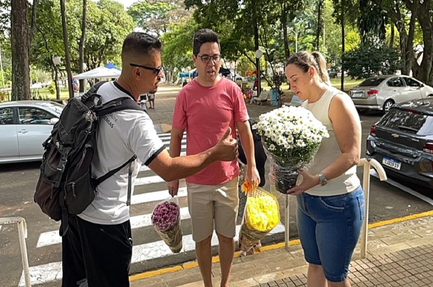 “Dia das Mães”: Saúde realizou combate à dengue no Cemitério Municipal