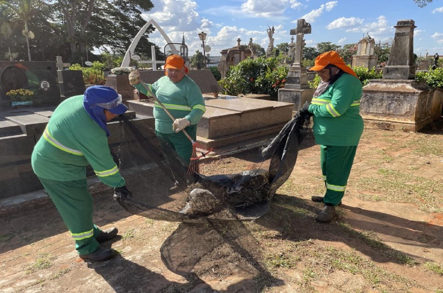 Dia das Mães: Serviços Públicos intensifica manutenção no Cemitério
