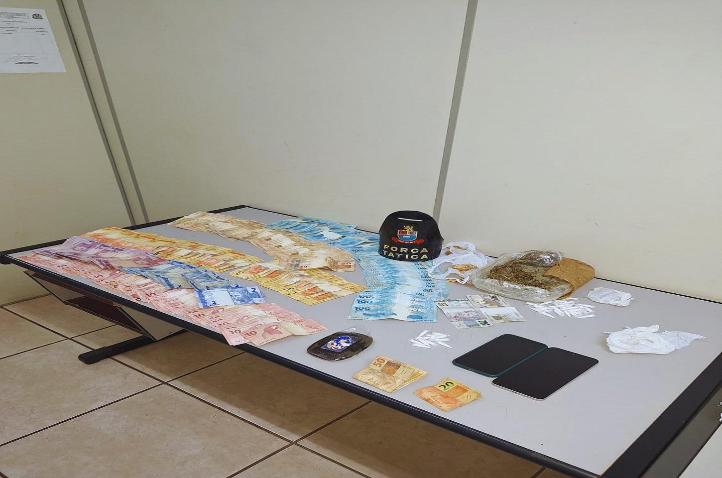 DOIS HOMENS SÃO DETIDOS EM ARARAS APÓS POLICIA MILITAR ENCONTRAR MAIS DE 11 MIL REAIS, DROGAS E CELULARES EM VEÍCULO NO JD. 15 DE AGOSTO