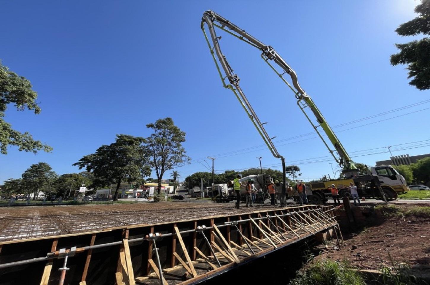 Empresa inicia concretagem da ponte da Delegacia