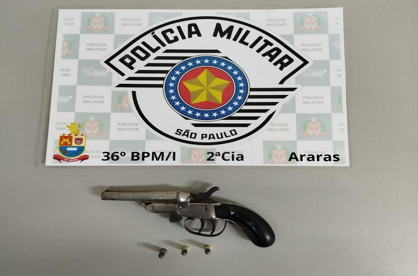 Homem é preso após invadir residência e ameaçar mulher com arma de fogo em Araras SP
