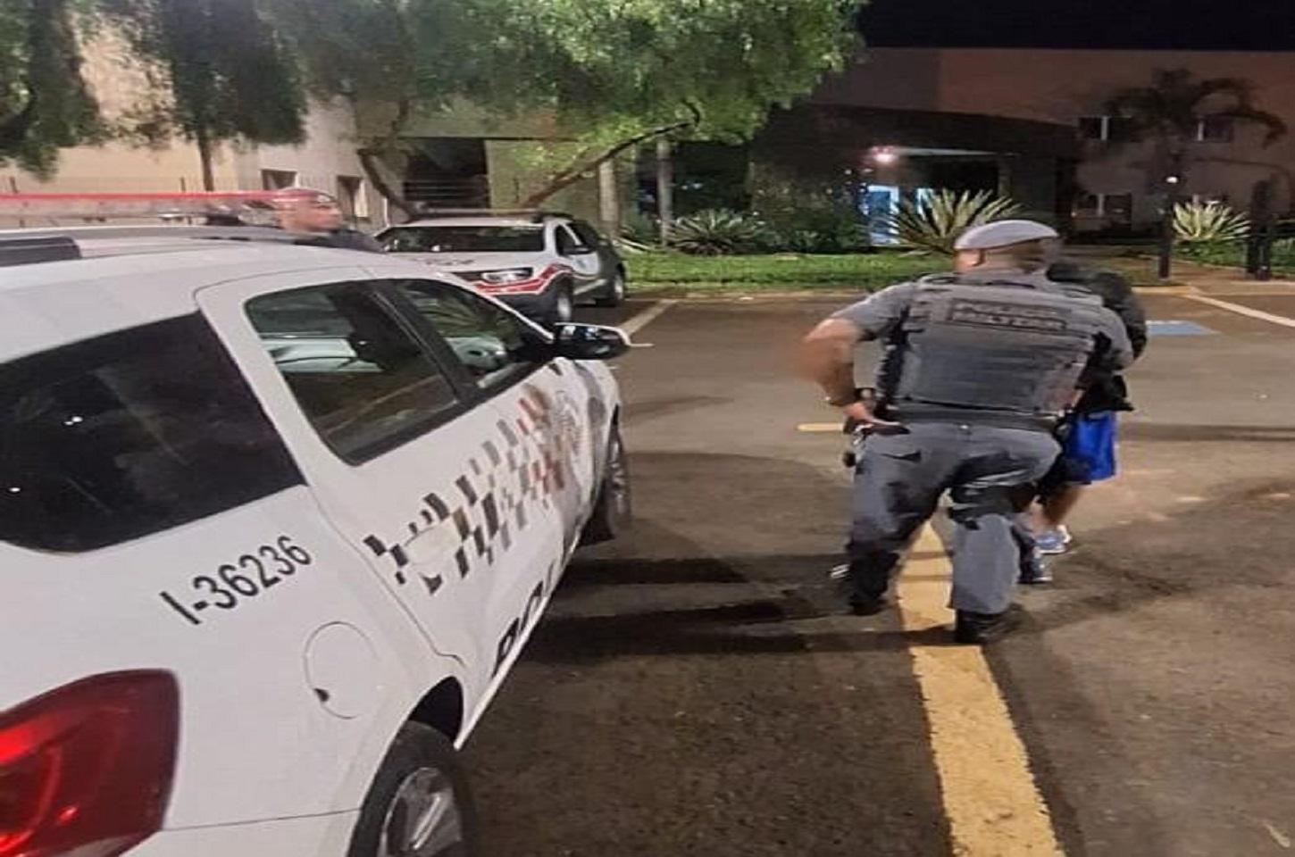 HOMEM É PRESO EM FLAGRANTE POR TRÁFICO DE DROGAS EM ARARAS SP