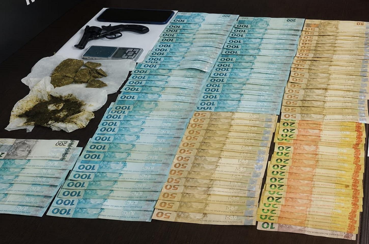 Homem é preso por tráfico de drogas e posse ilegal de arma durante Operação Impacto em Leme SP