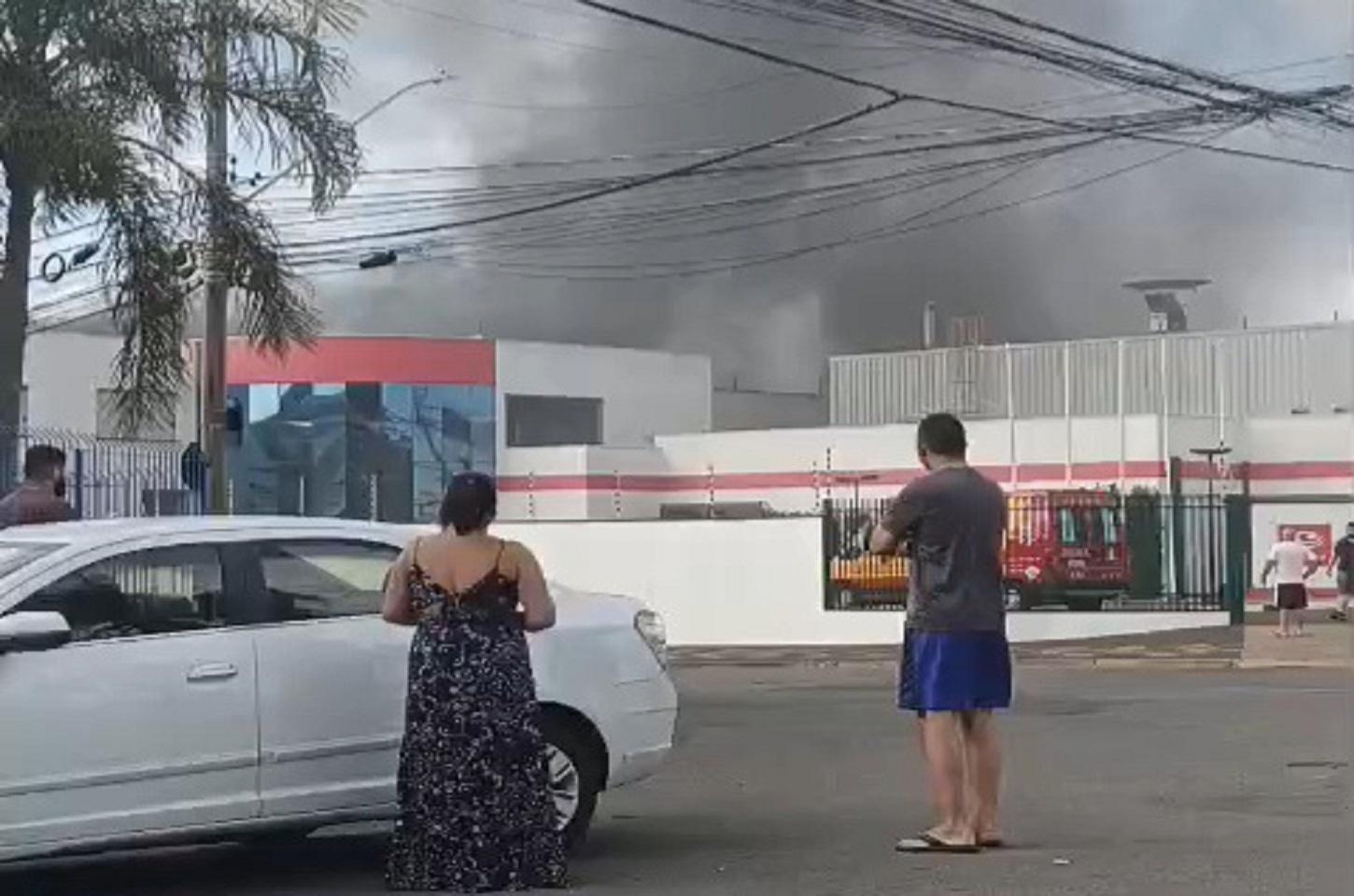 Incêndio atinge empresa em Araras e mobiliza 30 bombeiros; ninguém fica ferido