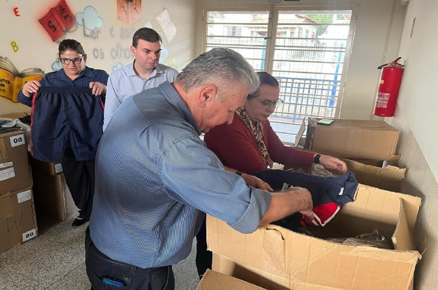 Novo uniforme: kits começam a chegar nas escolas do município