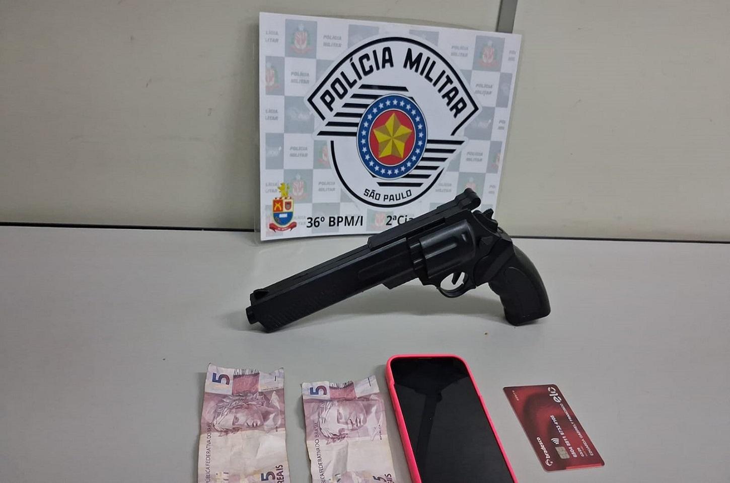 OCORRÊNCIA EM ANDAMENTO; POLÍCIA MILITAR FLAGRA MOTOCICLETA ROUBADA E PRENDE CASAL EM ARARAS