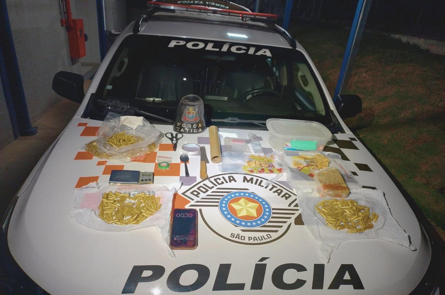 POLÍCIA MILITAR APREENDE MAIS DE 900 GRAMAS DE DROGAS EM ARARAS E PRENDE MULHER EM FLAGRANTE