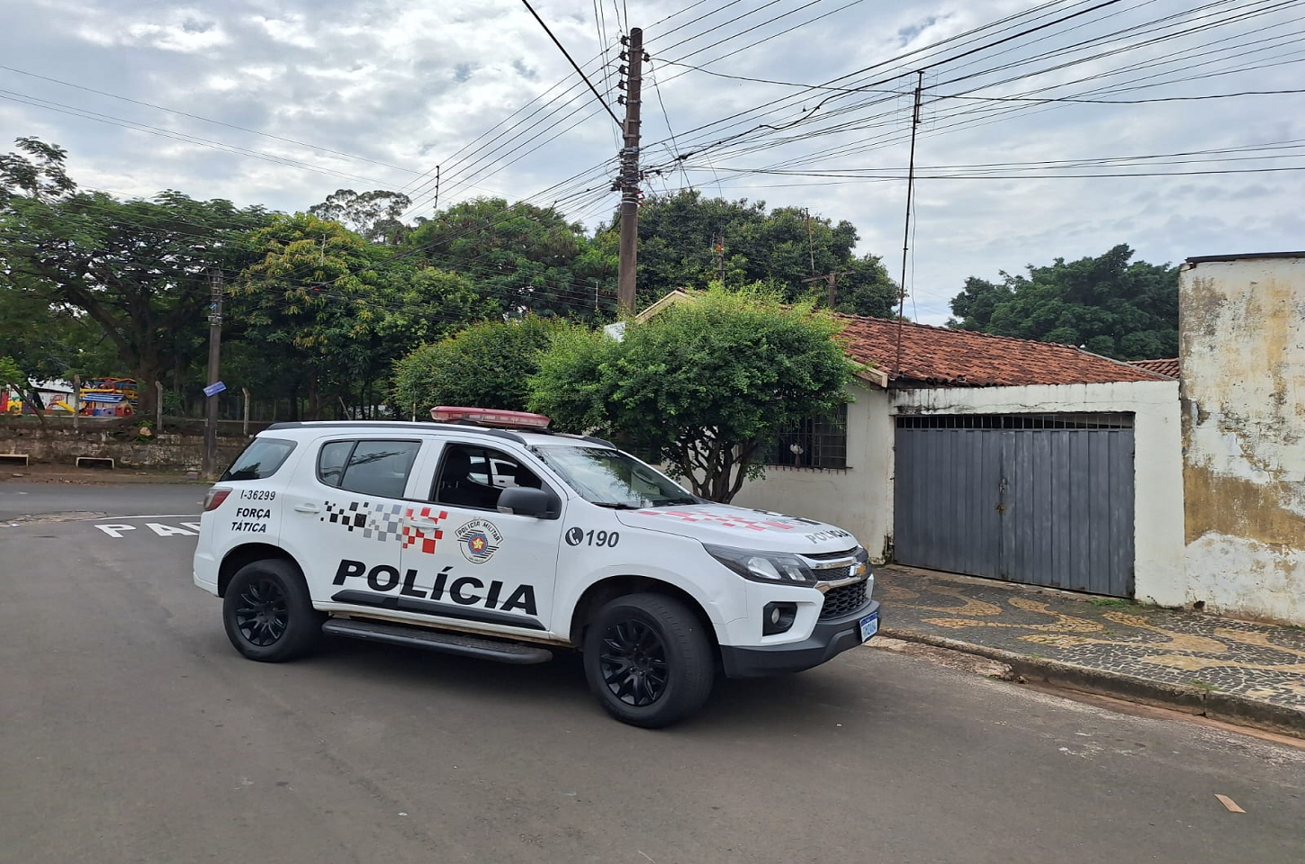 Polícia Militar prende evadido da Justiça e apreende drogas durante operação em Araras SP