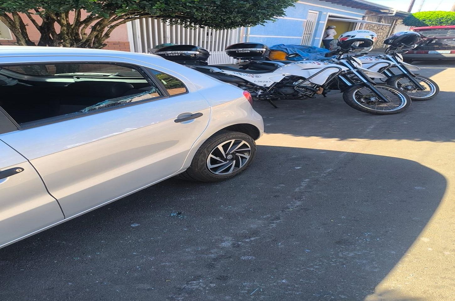 POLÍCIA MILITAR RESGATA BEBÊ PRESO DENTRO DE CARRO NO PARQUE TIRADENTES EM ARARAS