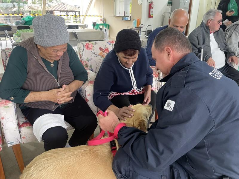 Centro Dia do Idoso recebe visita dos cães da Guarda Municipal