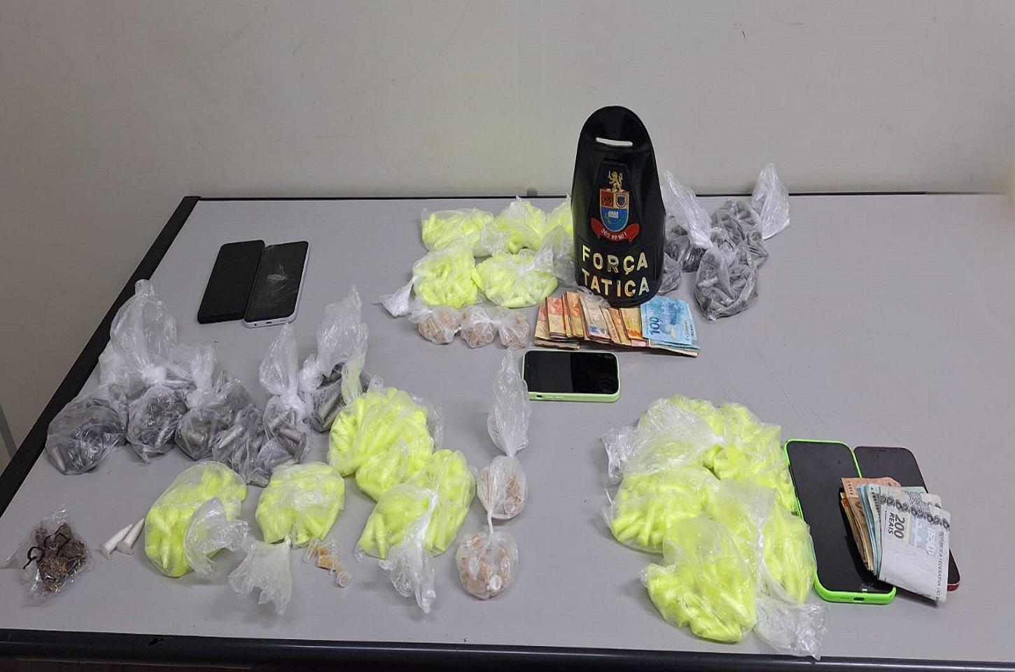 Fuga Pelos Telhados, Dinheiro e Drogas: Veja o Que a PM Encontrou em Casa de Araras