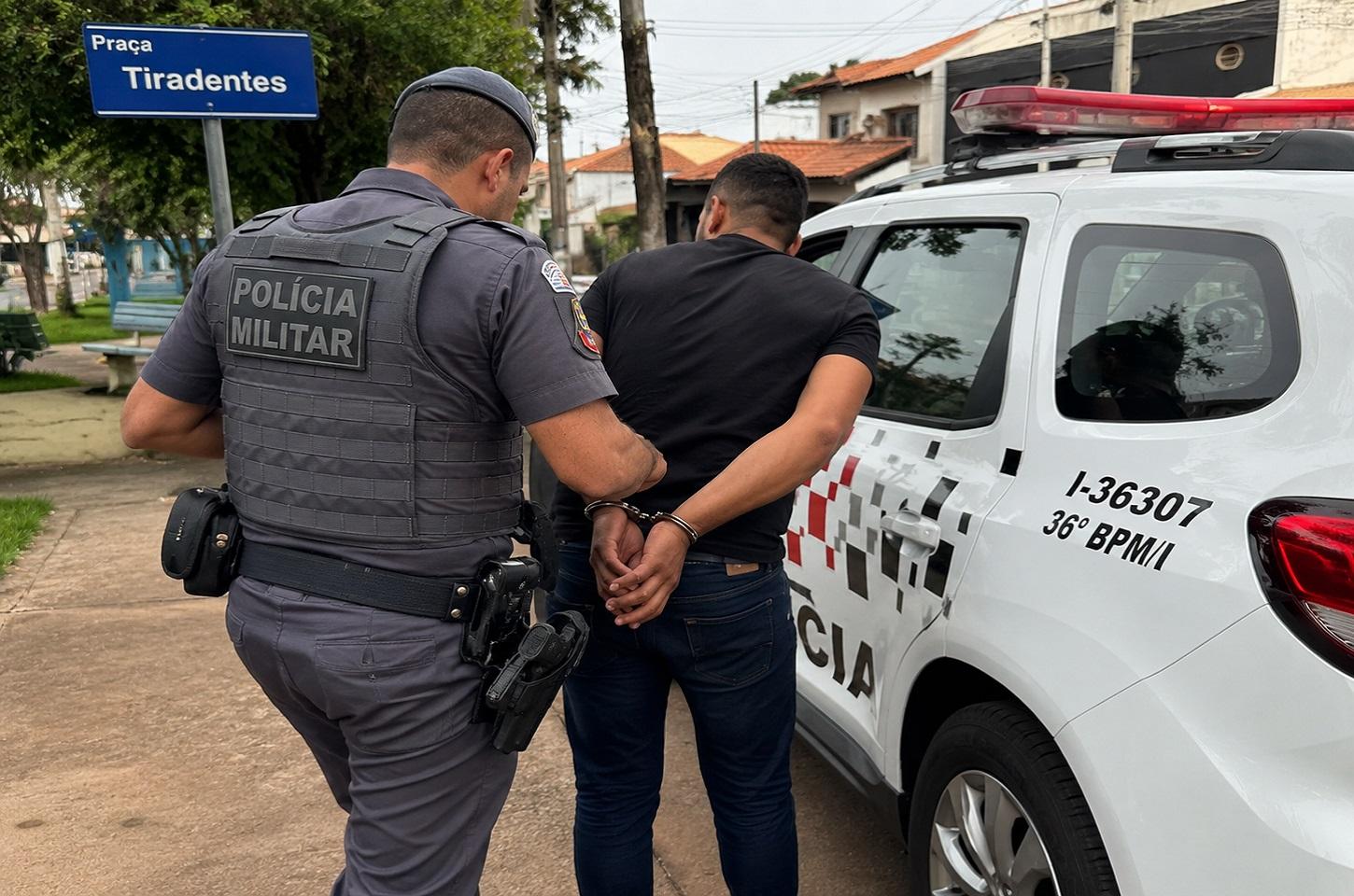 Homem com mandado de prisão é capturado após tentar fugir da abordagem em Araras