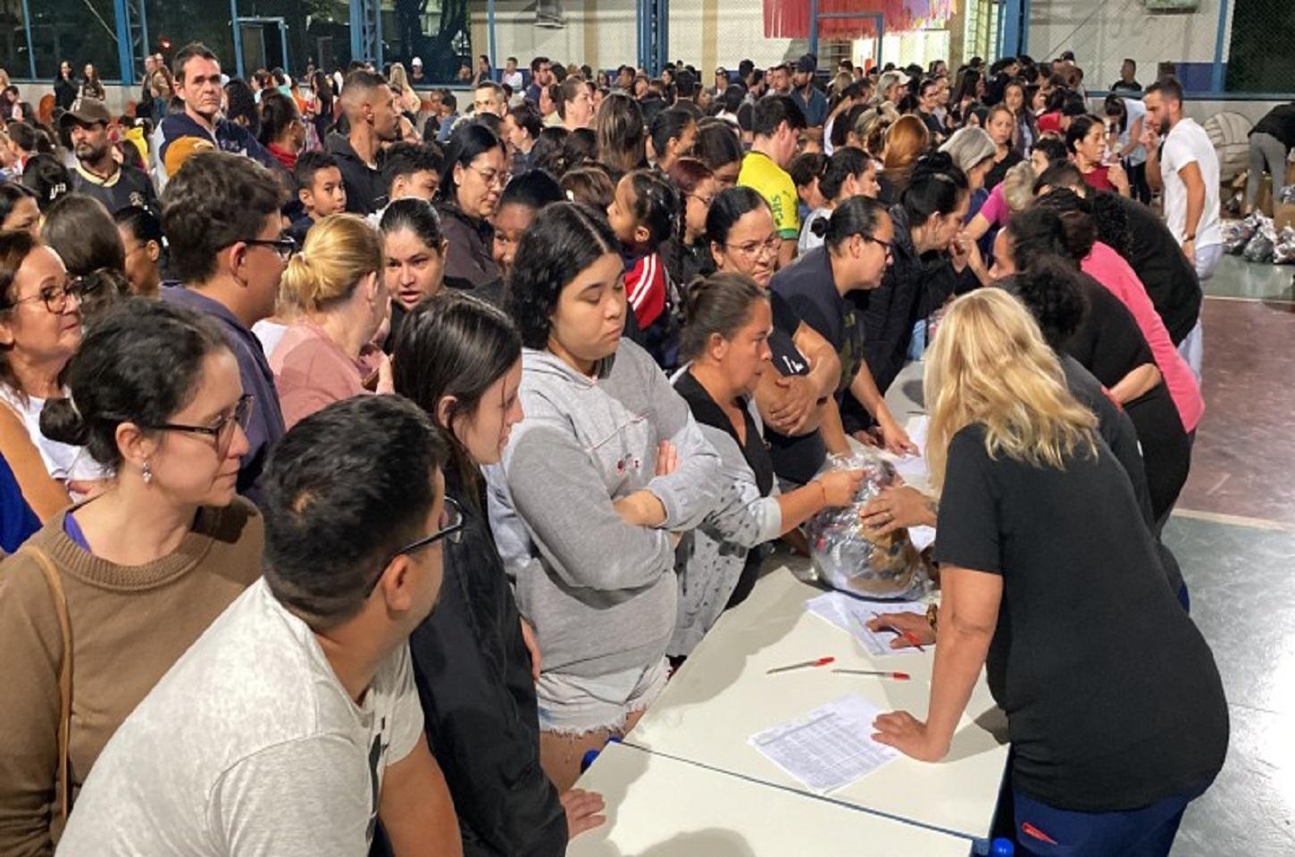 Prefeitura realiza ato simbólico de entrega dos novos uniformes escolares