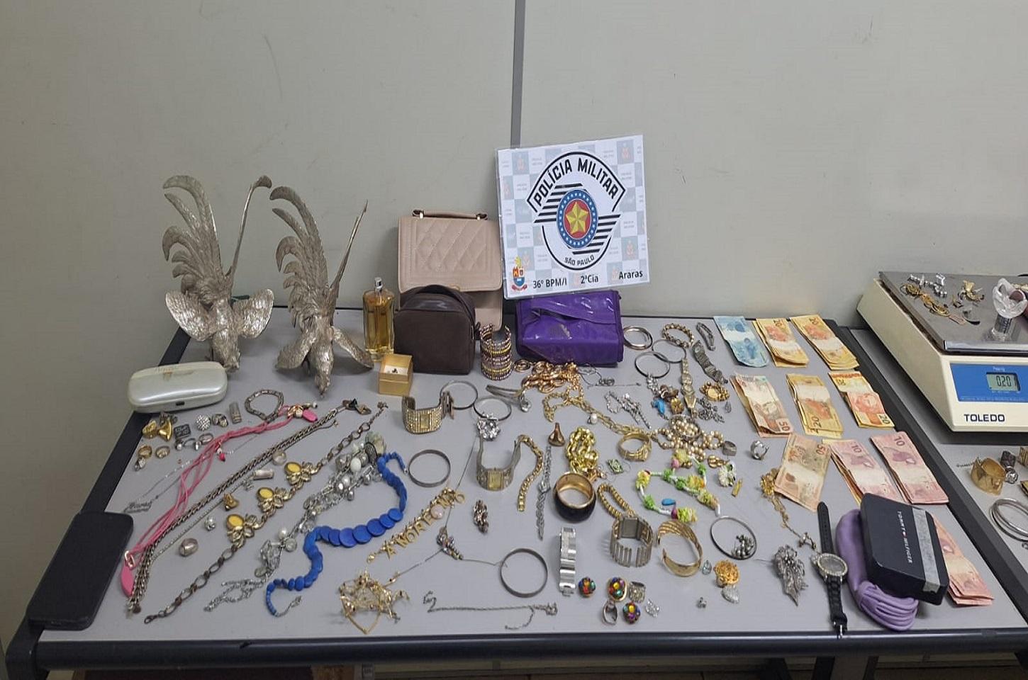 Suspeitos fogem da PM e abandonam TV e bolsa com joias durante ocorrência em Araras
