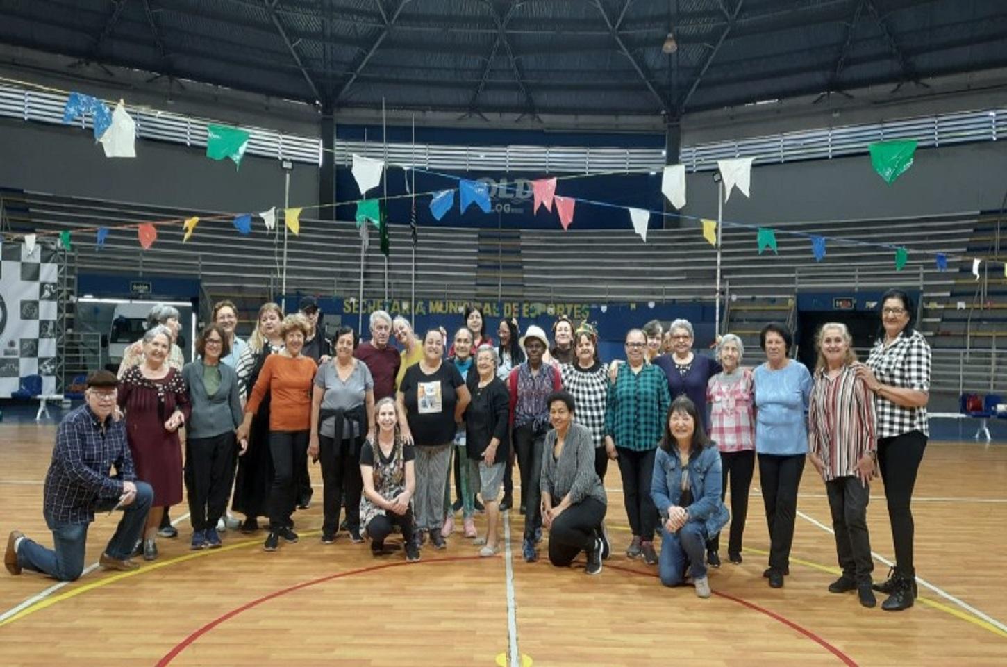 Alunos do projeto Ativa Idade participam de festa julina