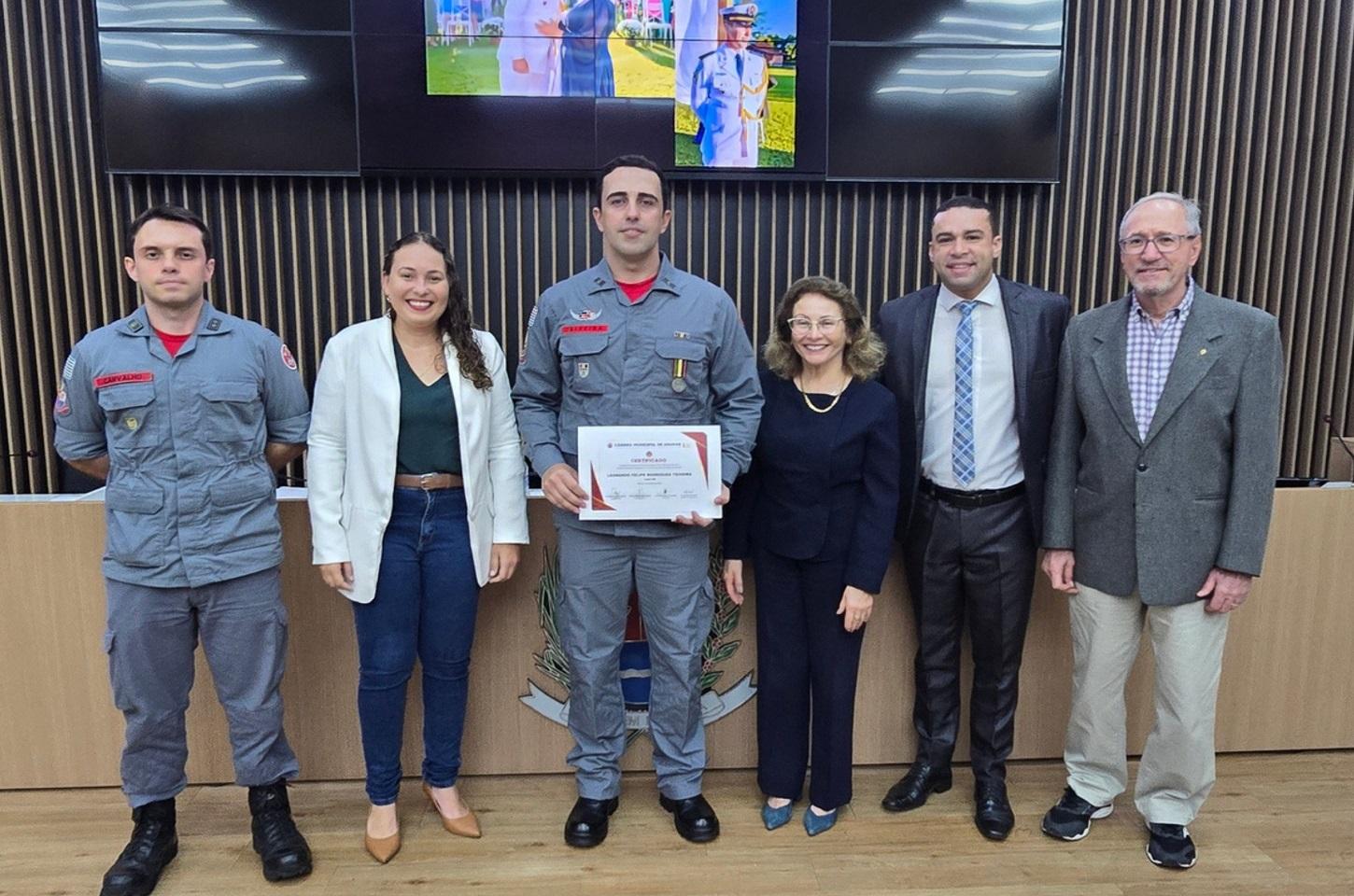 Câmara Municipal entrega medalha “Bombeiro do Ano” em sessão solene