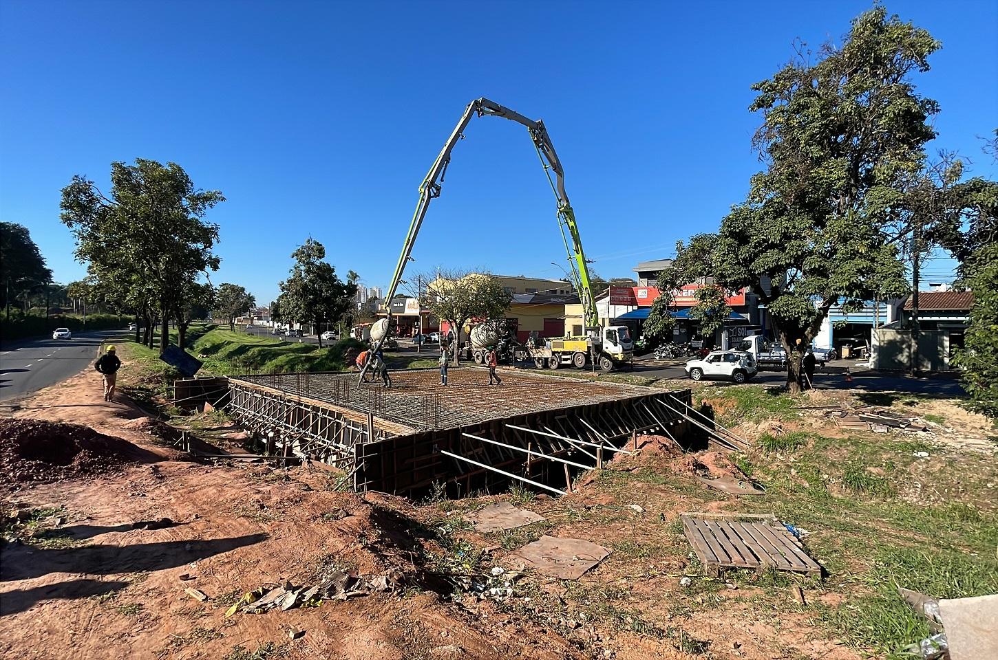 Empresa inicia concretagem da 2ª ponte da rotatória da marginal