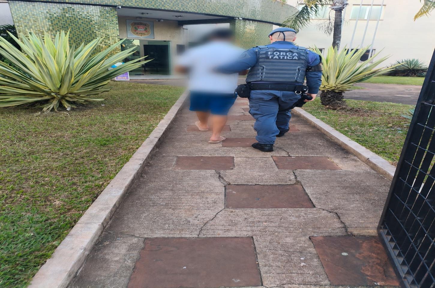 Homem com mandado de prisão é capturado durante patrulhamento em Araras