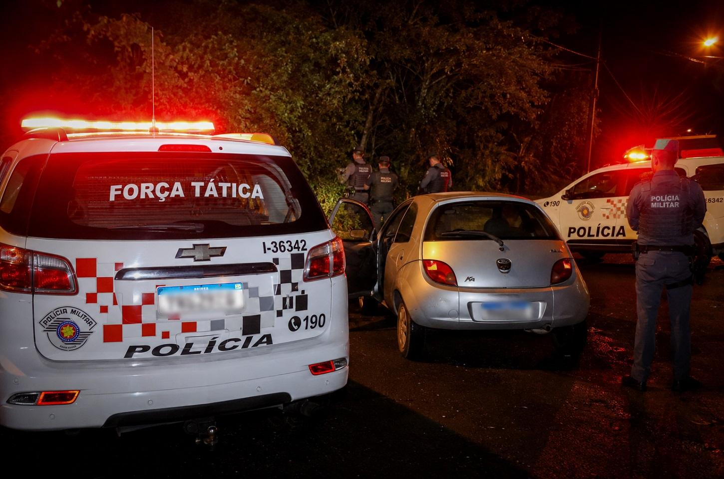 Polícia Militar recupera veículo furtado em Araras após suspeito reagir a abordagem