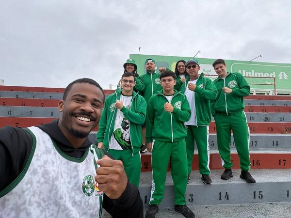 Integrantes da Torcida União AlviVerde que apoiaram o time no estádio.