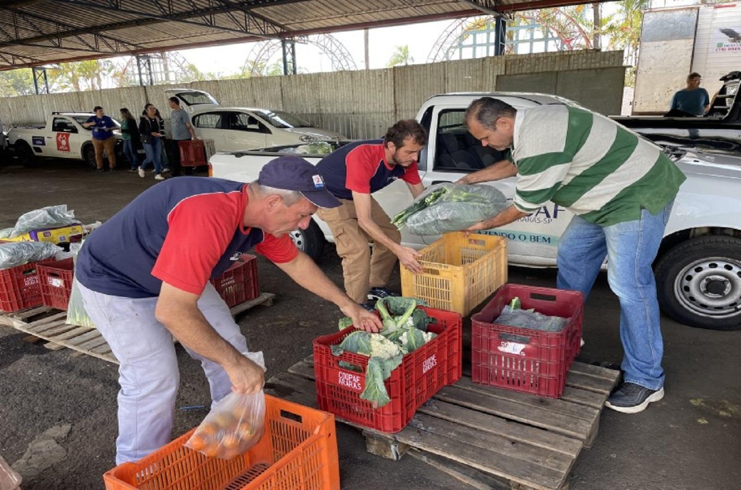 Prefeitura realiza entrega de cestas de verduras, frutas e legumes