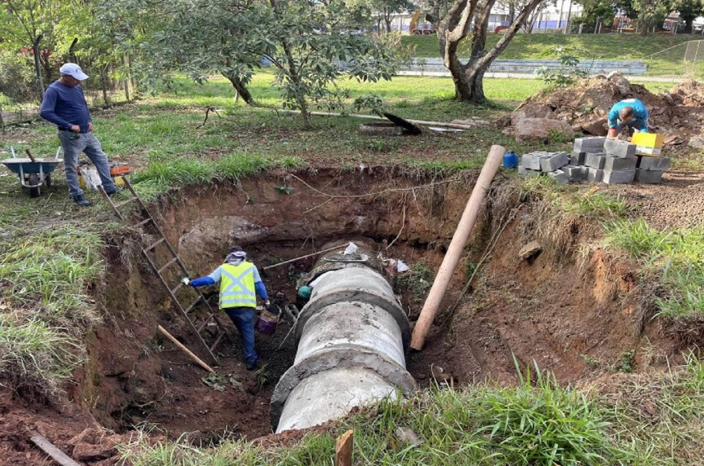 Secretaria de Obras substitui tubulação no “Ruy Branco de Miranda”