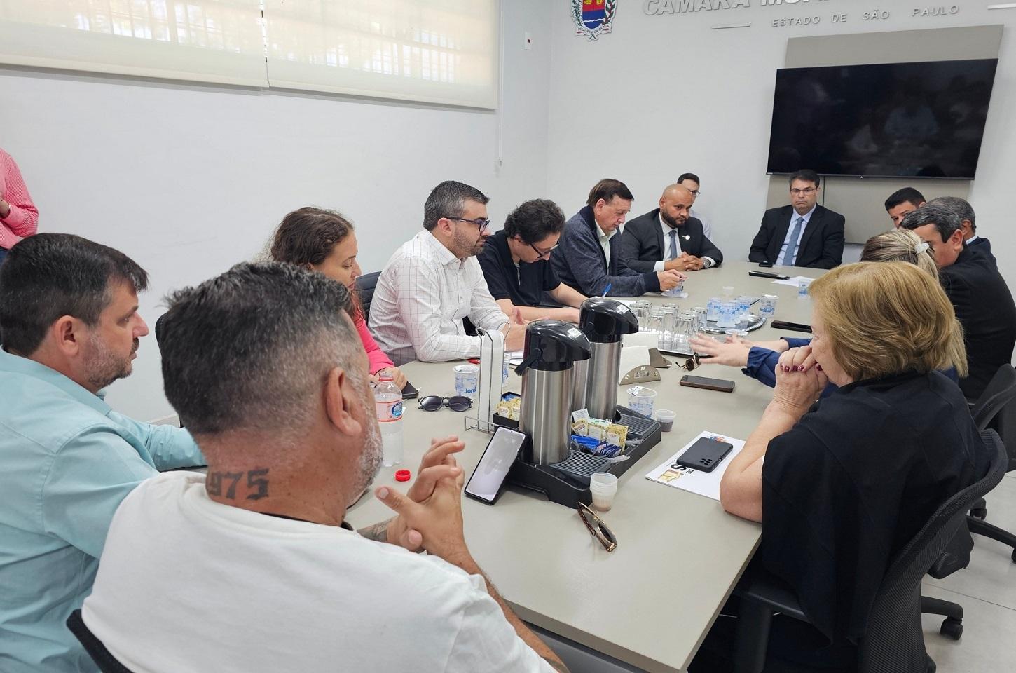 Vereadores se reúnem com representantes da Luminar e reivindicam medidas sobre convênio dos servidores
