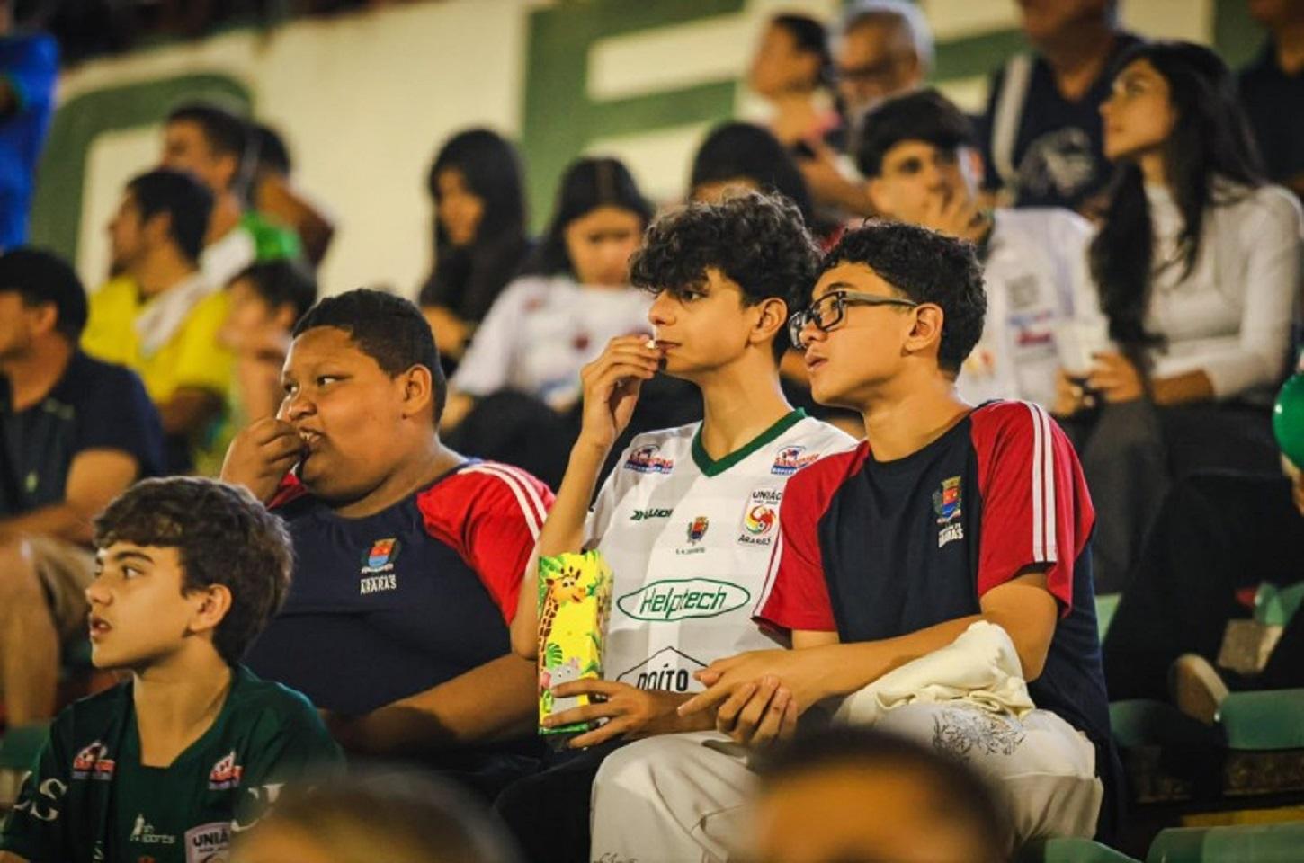 Alunos da Escola Leonaldo Zornoff acompanham jogo do União São João