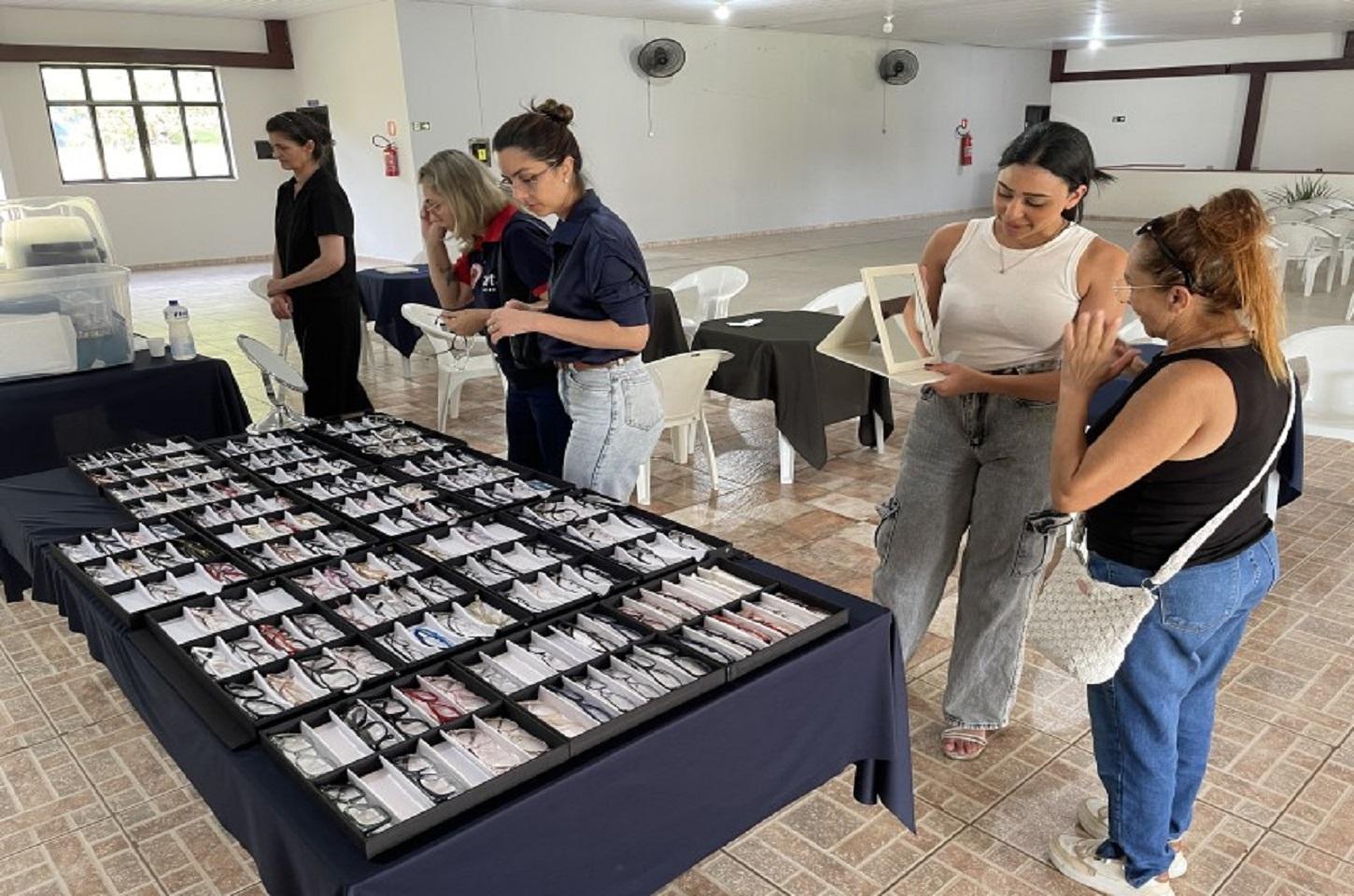 Fuss Araras entrega 42 óculos a beneficiários do CadÚnico
