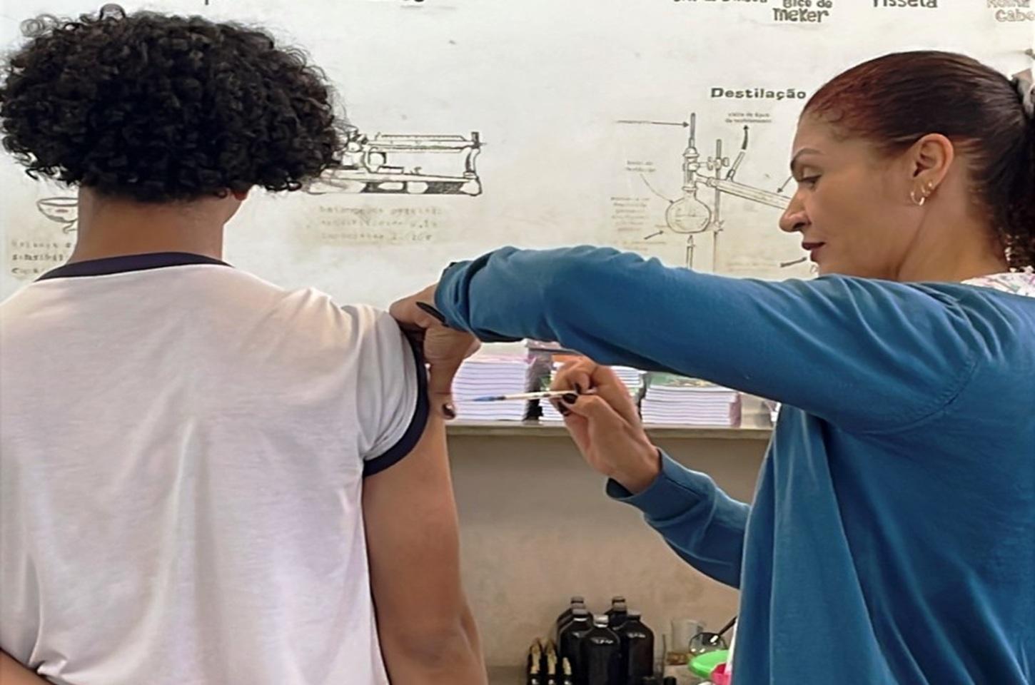 Multivacinação: campanha continua nas escolas da cidade