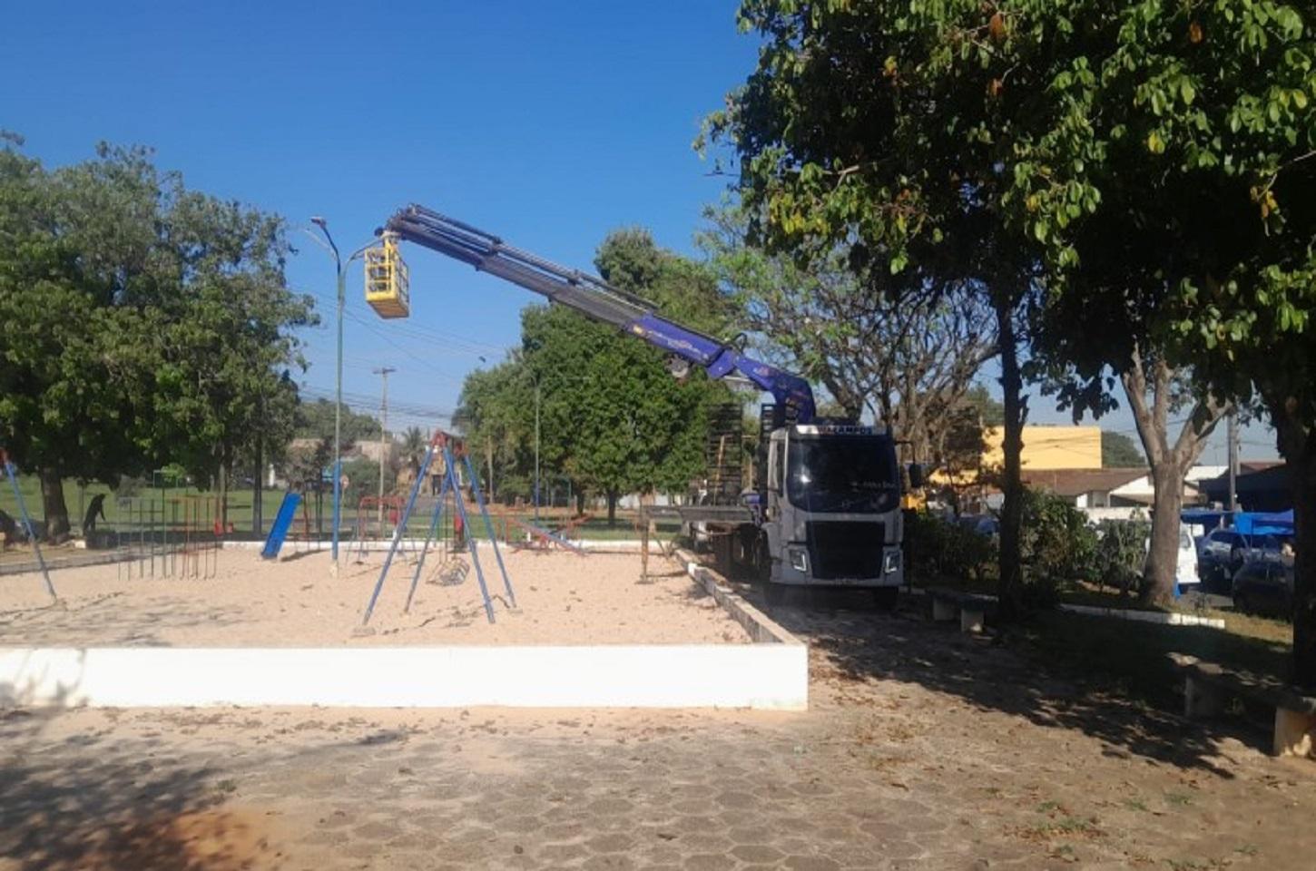 Praças: Prefeitura substitui lâmpadas queimadas e fiações furtadas