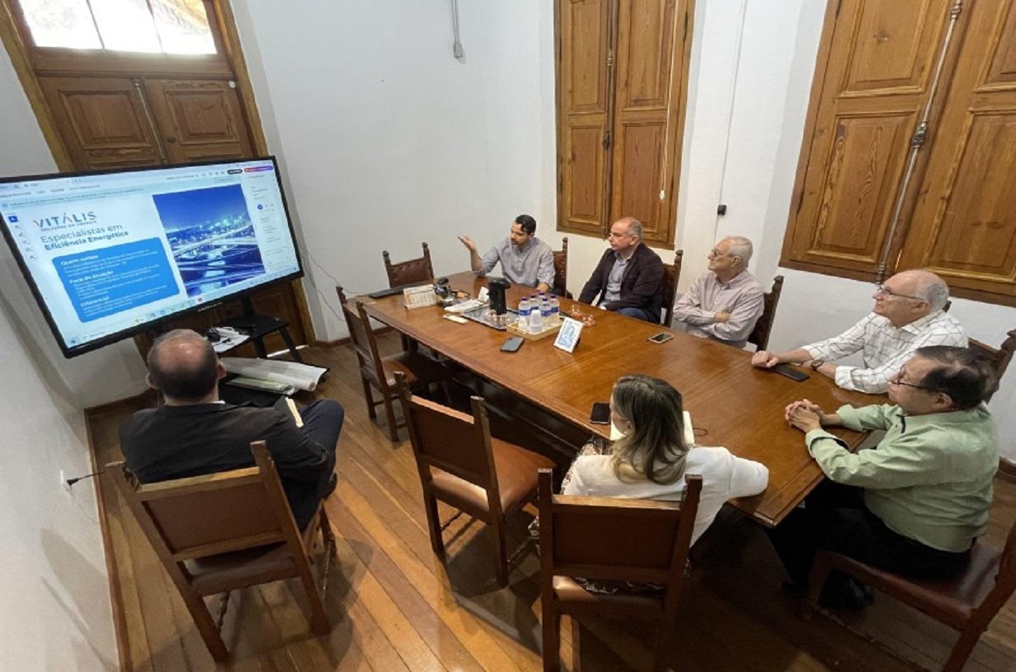 Prefeitura e Santa Casa se reúnem para apresentação de projeto de eficiência energética