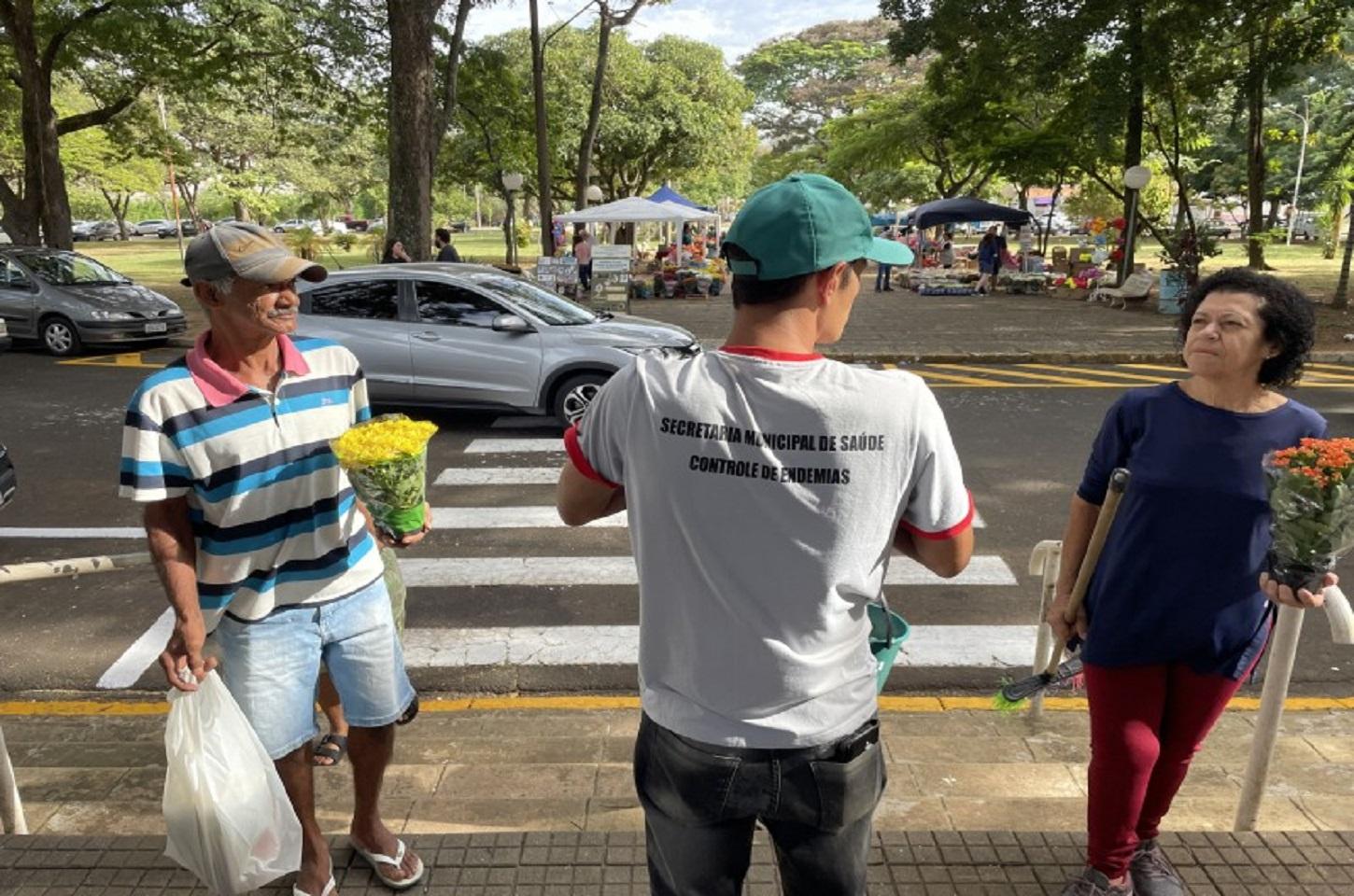 Setor de Endemias orienta sobre combate à dengue no cemitério