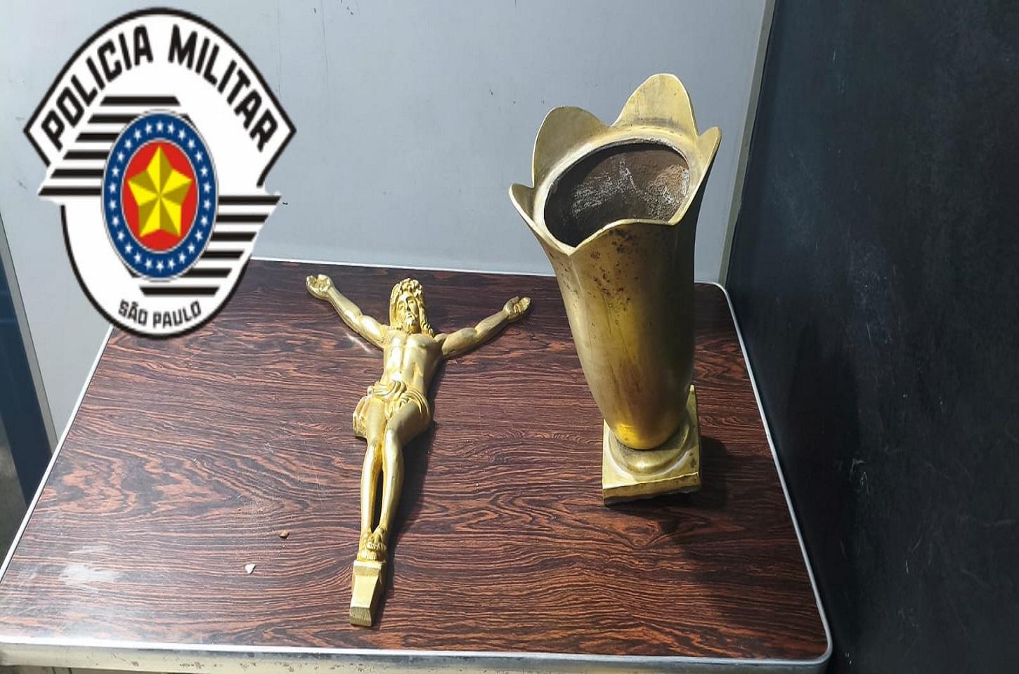 Objetos de bronze com ornamentação funerária são apreendidos durante patrulhamento em Pirassununga