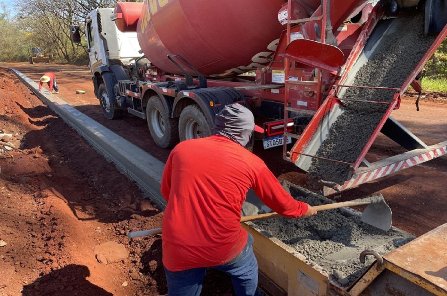 Obra de pavimentação da estrada do canil é retomada